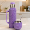 En mesada de cocina, elegante, Termo de 1 litro con mate de acero y bombilla Full Brillo, recubiertos de brillos decorativos. Set matero elegante y moderno para uso diario o regalo.
