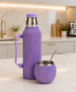 En mesada de cocina, elegante, Termo de 1 litro con mate de acero y bombilla Full Brillo, recubiertos de brillos decorativos. Set matero elegante y moderno para uso diario o regalo.