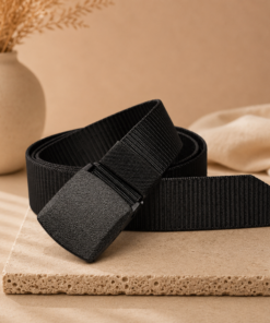 Cinto de cinta regulable estilo skater unisex sobre fondo beige elegante color negro