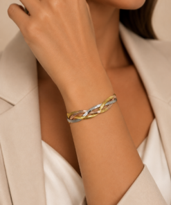 Pulsera de acero quirúrgico combinada en tonos dorado, rosado y plateado. Su diseño de múltiples cadenas entrelazadas con delicados detalles metálicos aporta elegancia y versatilidad, ideal para complementar cualquier look. Resistente, moderna y perfecta para usar todos los días.