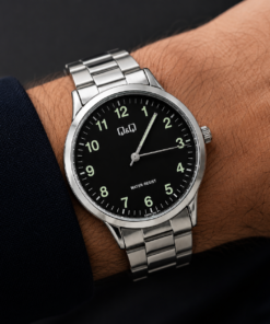 Reloj Q&Q de hombre con malla metálica, fondo negro y números iluminator