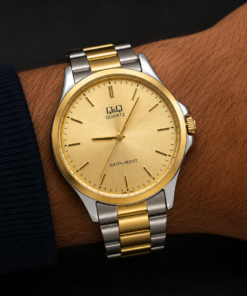 Mano modelo luciendo reloj metal hombre combinado esfera dorado