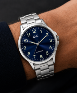 Reloj Q&Q de hombre con malla metálica, fondo azul y números iluminator