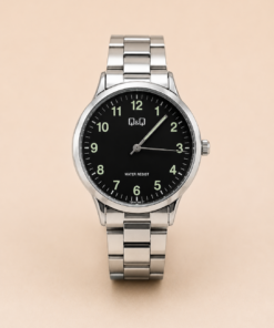 Reloj Q&Q de hombre con malla metálica, fondo azul y números iluminator