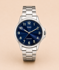 Reloj Q&Q de hombre con malla metálica, fondo azul y números iluminator