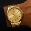 Mano de hombre exhibiendo reloj metal dorado hombre