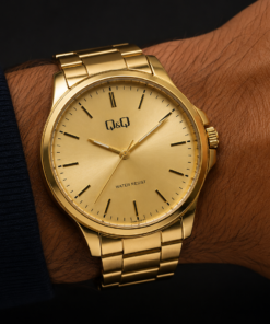 Mano de hombre exhibiendo reloj metal dorado hombre