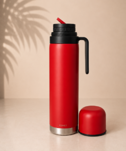 Termo COMET de 1 litro con manija y pico cebador, fabricado en acero inoxidable de doble pared para conservar la temperatura del agua. Color rojo