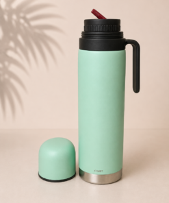 Termo COMET de 1 litro con manija y pico cebador, fabricado en acero inoxidable de doble pared para conservar la temperatura del agua. Color verde agua.