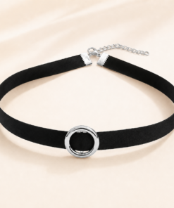 Choker negro con aro dorado central.