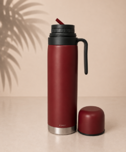 Termo COMET de 1 litro con manija y pico cebador, fabricado en acero inoxidable de doble pared para conservar la temperatura del agua. Color bordo