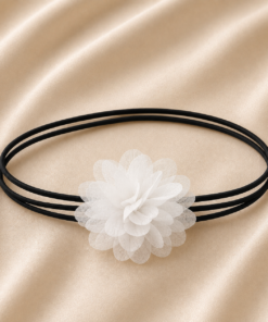 Choker negro de tiras finas para con flor de tela blanca