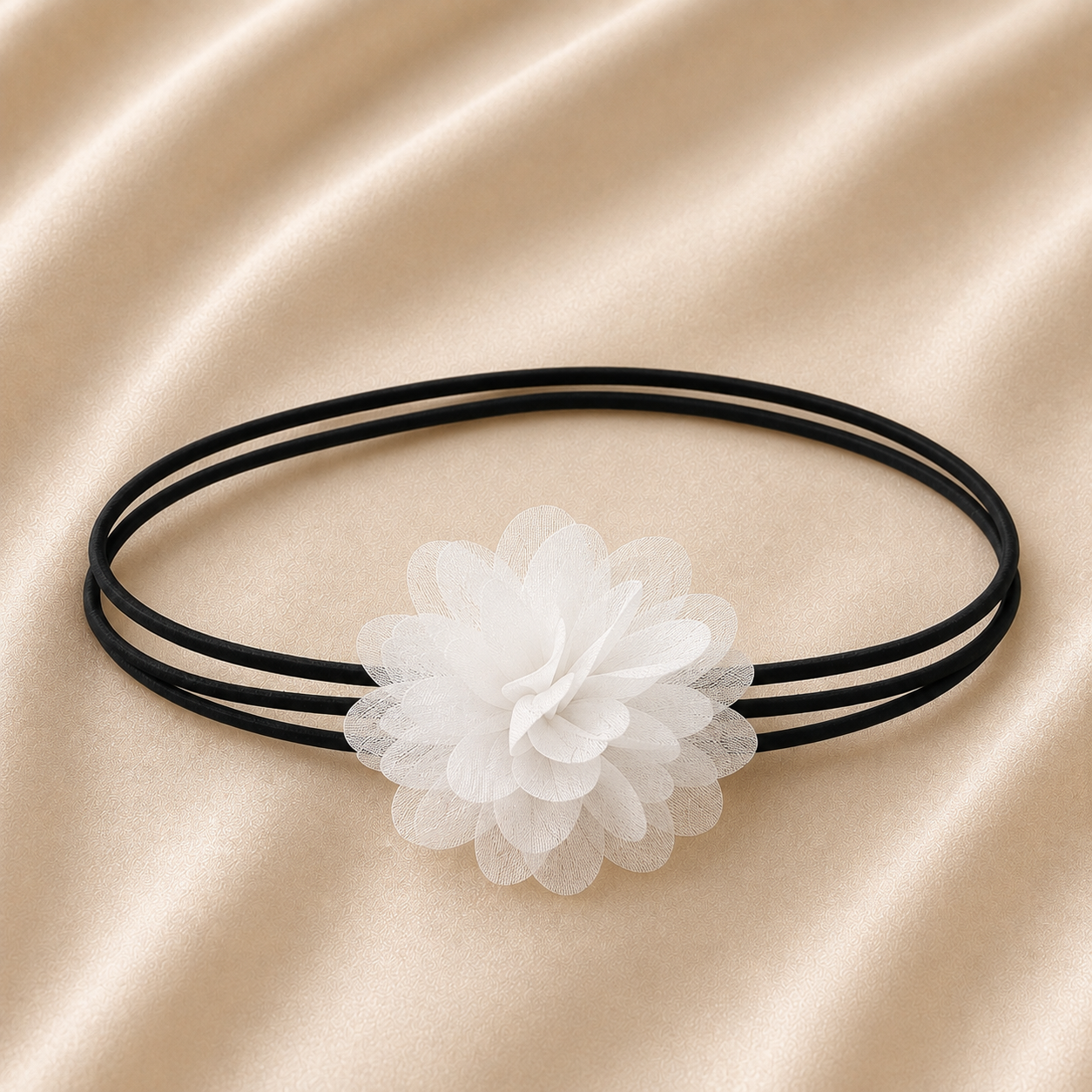 Choker negro de tiras finas para con flor de tela blanca