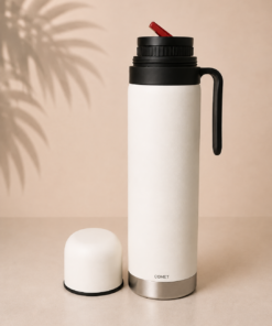Termo COMET de 1 litro con manija y pico cebador, fabricado en acero inoxidable de doble pared para conservar la temperatura del agua. Color blanco