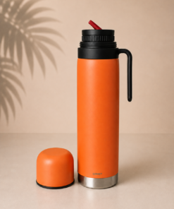Termo COMET de 1 litro con manija y pico cebador, fabricado en acero inoxidable de doble pared para conservar la temperatura del agua. Color coral