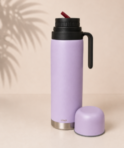 Termo COMET de 1 litro con manija y pico cebador, fabricado en acero inoxidable de doble pared para conservar la temperatura del agua. Color lila