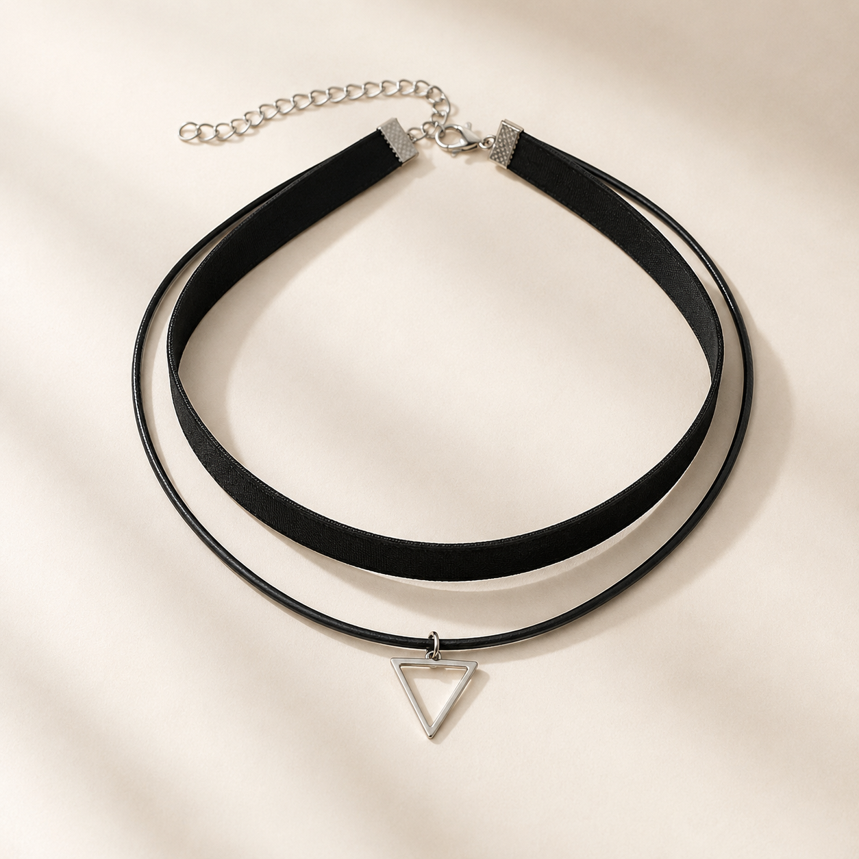 Choker doble negro con dije triangular plateado para mujer