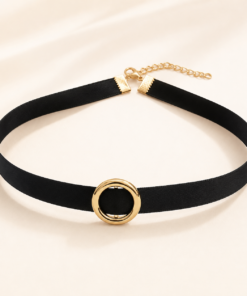 Choker negro con aro dorado central.