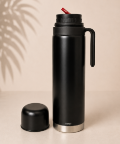 Termo COMET de 1 litro con manija y pico cebador, fabricado en acero inoxidable de doble pared para conservar la temperatura del agua. Color negro