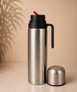 Termo COMET de 1 litro con manija y pico cebador, fabricado en acero inoxidable de doble pared para conservar la temperatura del agua. Color acero