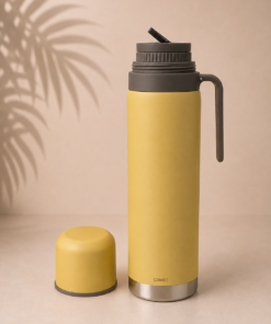 Termo COMET de 1 litro con manija y pico cebador, fabricado en acero inoxidable de doble pared para conservar la temperatura del agua. Color amarillo