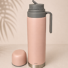Termo COMET de 1 litro con manija y pico cebador, fabricado en acero inoxidable de doble pared para conservar la temperatura del agua. Color rosado