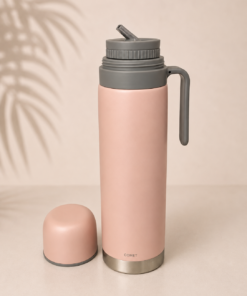 Termo COMET de 1 litro con manija y pico cebador, fabricado en acero inoxidable de doble pared para conservar la temperatura del agua. Color rosado