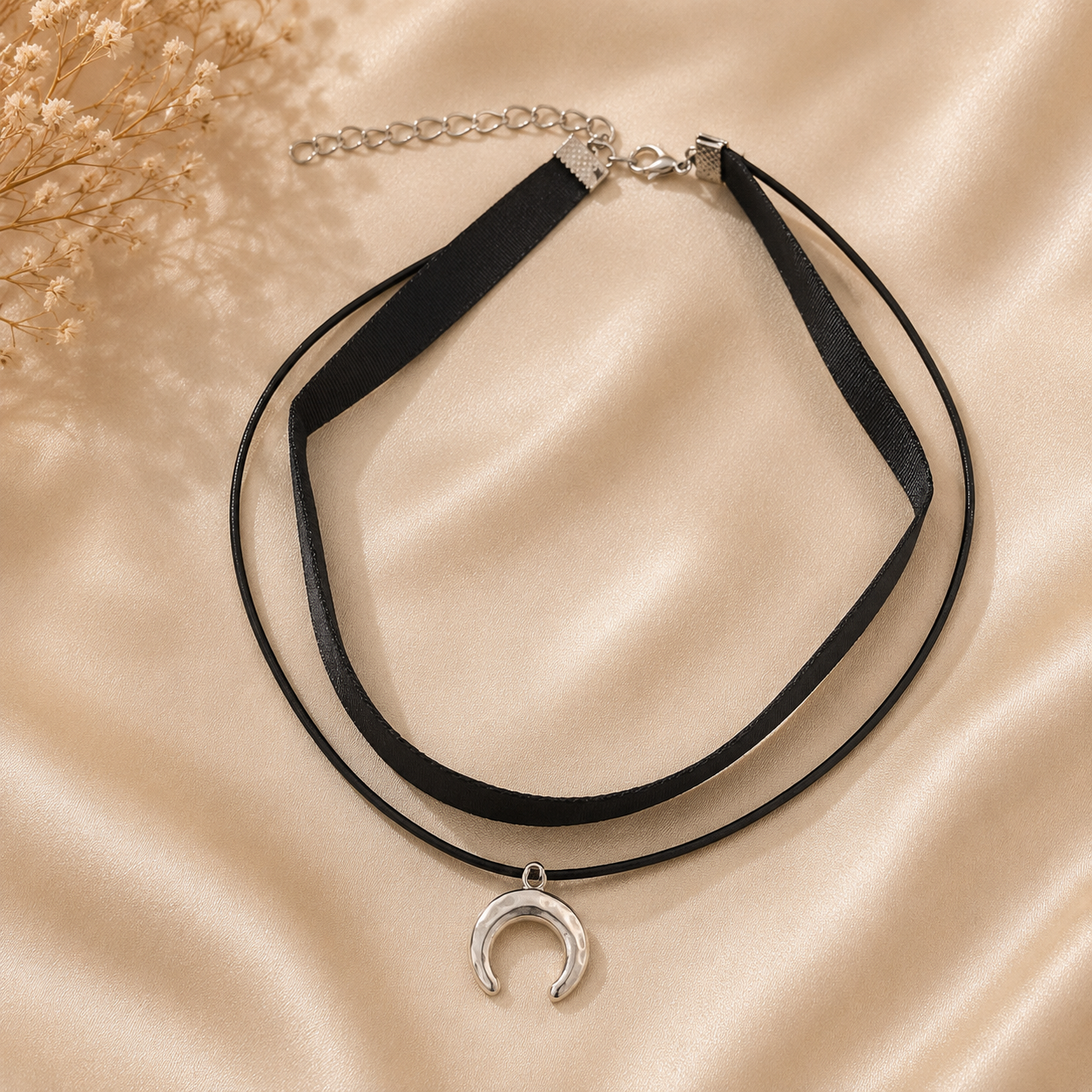 choker negro con dije media luna plateada