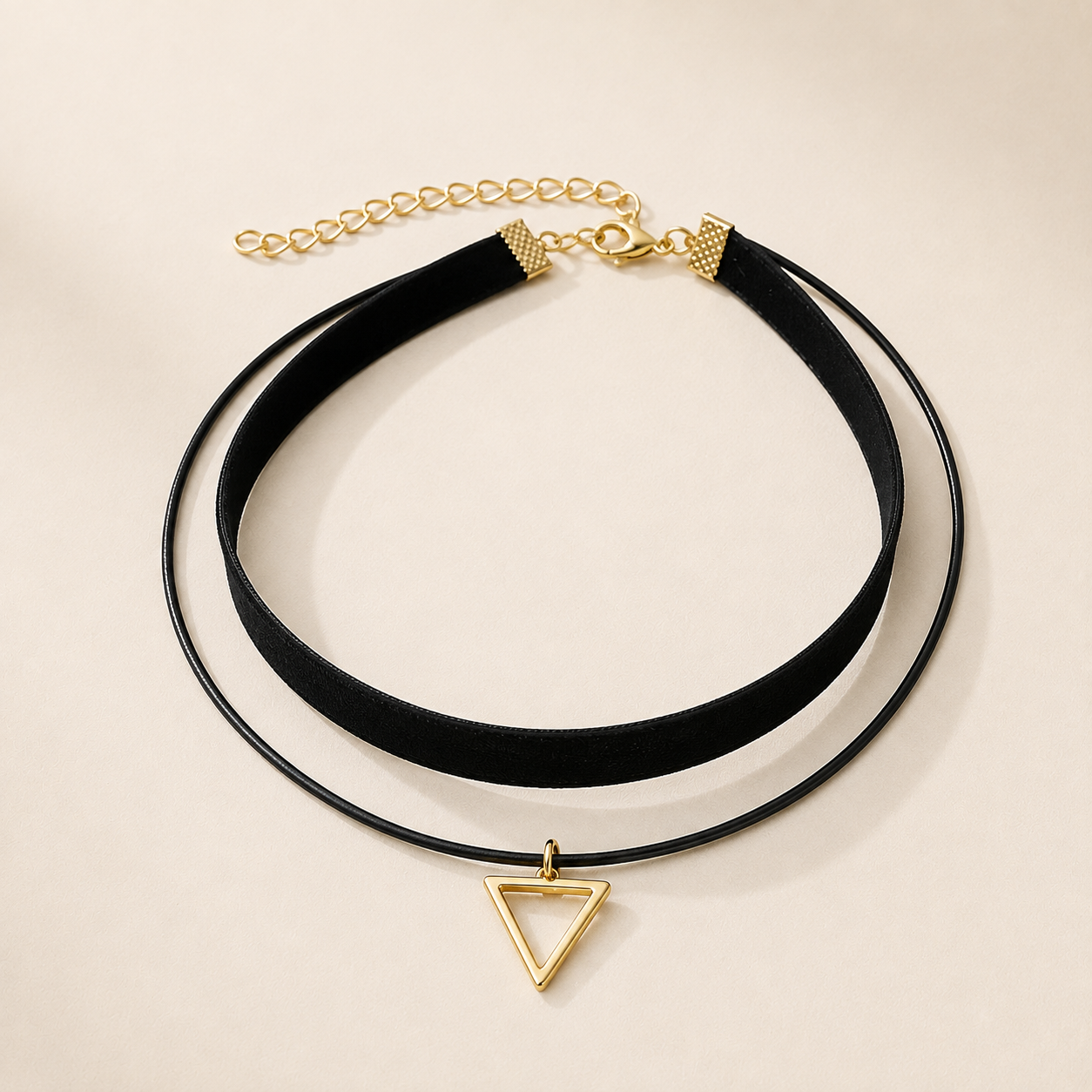 Choker doble negro con dije triangular plateado para mujer