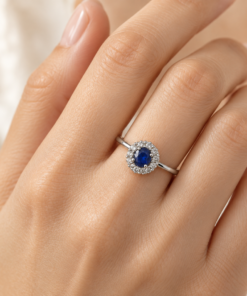 Anillo de Plata 925 con circonia azul oval central y circonias blancas alrededor