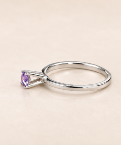 Anillo de Plata 925 con circonia lila central en diseño solitario