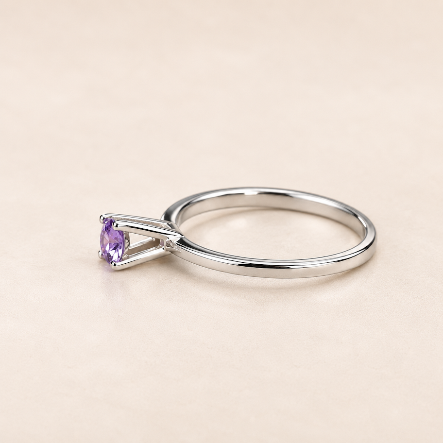 Anillo de Plata 925 con circonia lila central en diseño solitario