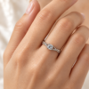 Anillo de Plata 925 con circonia central y circonias engarzadas en los laterales