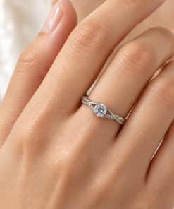 Anillo de Plata 925 con circonia central y circonias engarzadas en los laterales