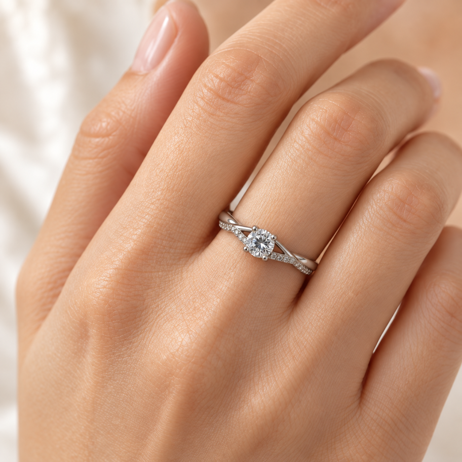Anillo de Plata 925 con circonia central y circonias engarzadas en los laterales