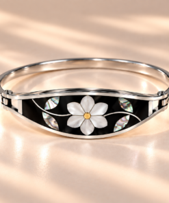 Pulsera de alpaca plateada con diseño floral negro e incrustaciones de nácar