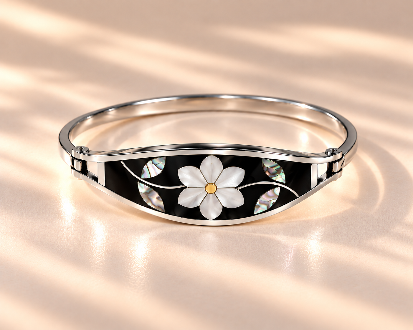 Pulsera de alpaca plateada con diseño floral negro e incrustaciones de nácar