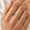 Anillo solitario de Plata 925 con circonia central y diseño de banda cruzada elegante