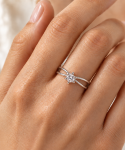 Anillo solitario de Plata 925 con circonia central y diseño de banda cruzada elegante