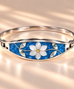 Pulsera de alpaca plateada con diseño floral celeste e incrustaciones de nácar