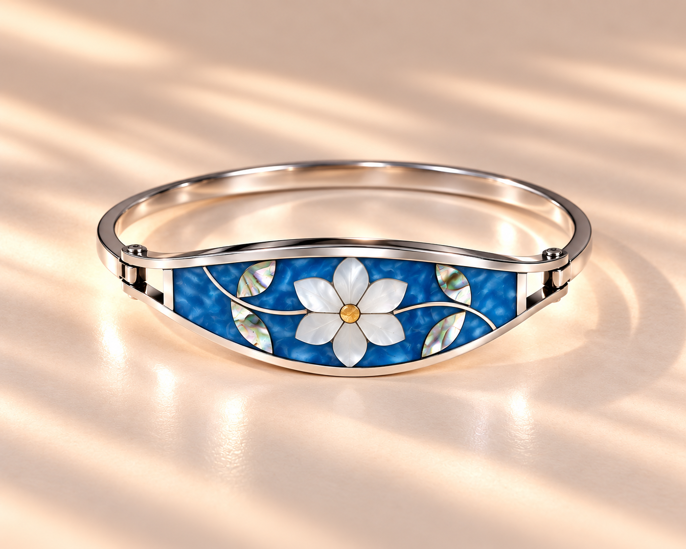Pulsera de alpaca plateada con diseño floral celeste e incrustaciones de nácar