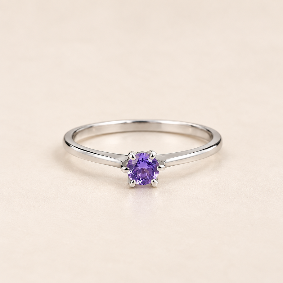 Anillo de Plata 925 con circonia lila central en diseño solitario