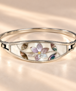 Pulsera de alpaca plateada con diseño floral blanco e incrustaciones de nácar