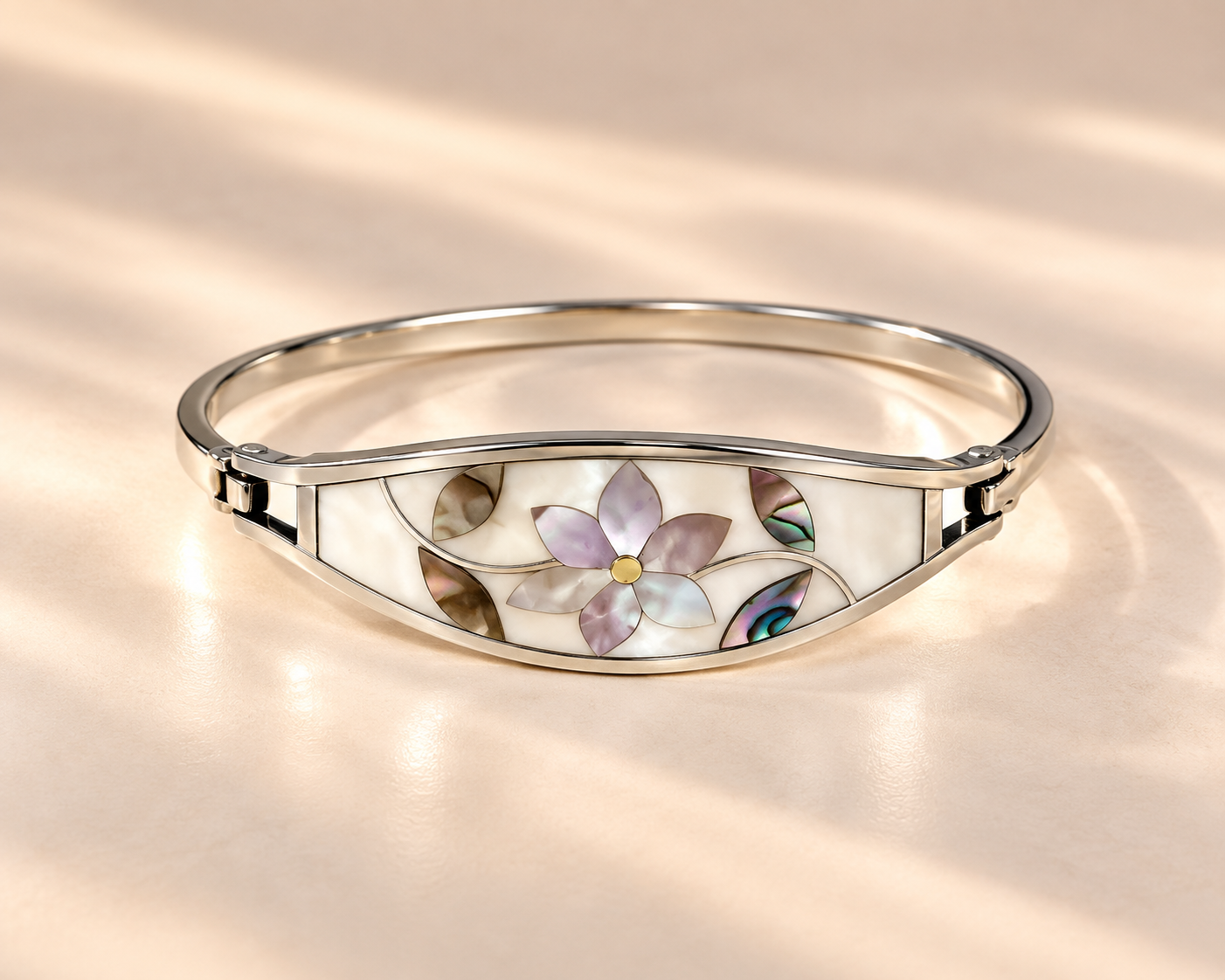 Pulsera de alpaca plateada con diseño floral blanco e incrustaciones de nácar