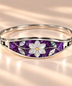 Pulsera de alpaca plateada con diseño floral violeta e incrustaciones de nácar