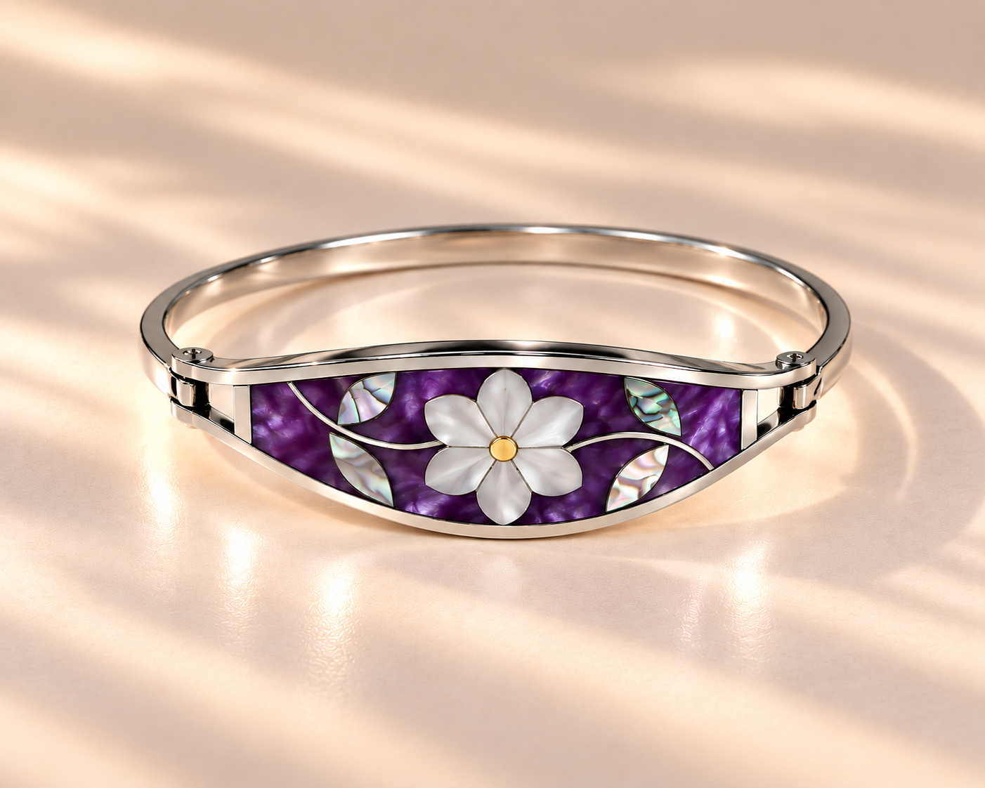 Pulsera de alpaca plateada con diseño floral violeta e incrustaciones de nácar