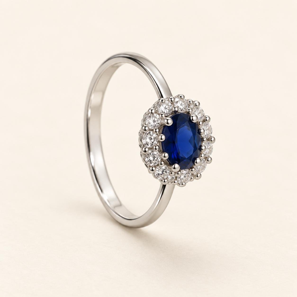 Anillo de Plata 925 con circonia azul oval central y circonias blancas alrededor