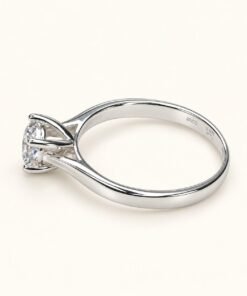 Anillo solitario de Plata 925 con circonia central y engarce de cuatro puntas.