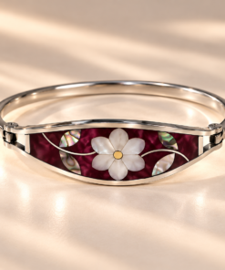 Pulsera de alpaca plateada con diseño floral bordó e incrustaciones de nácar