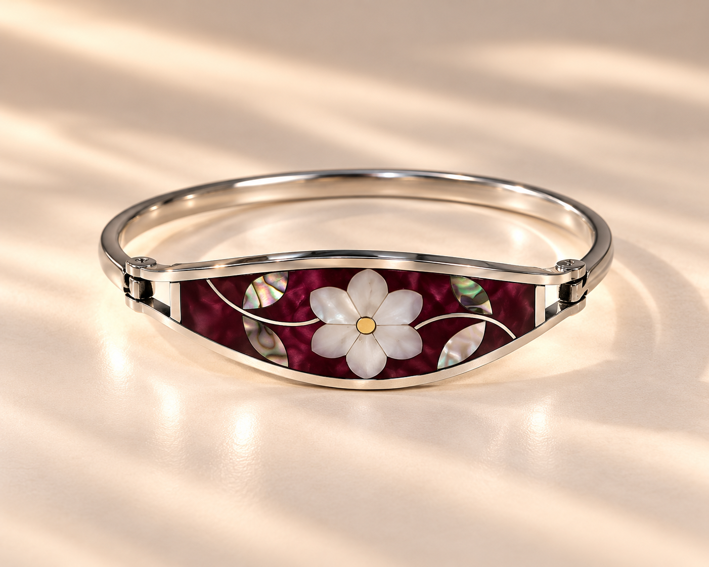 Pulsera de alpaca plateada con diseño floral bordó e incrustaciones de nácar
